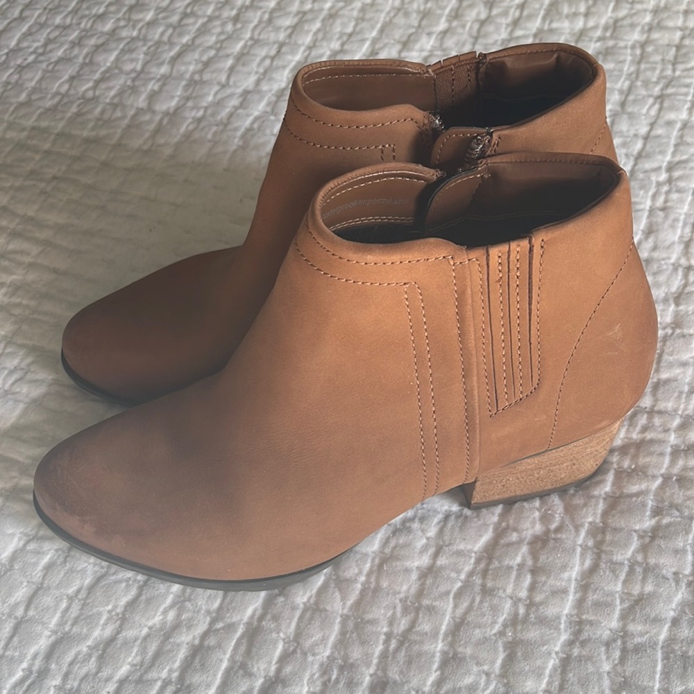 BLONDO waterproof cognac booties size 8.5 hardly worn.